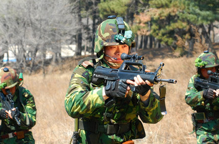 此教官曾在云南省軍區司令部特種偵察連服役，服役期間表現突出，多次參加武裝偵察集訓，獲得優(yōu)秀標兵，有著(zhù)過(guò)硬軍事素質(zhì)。